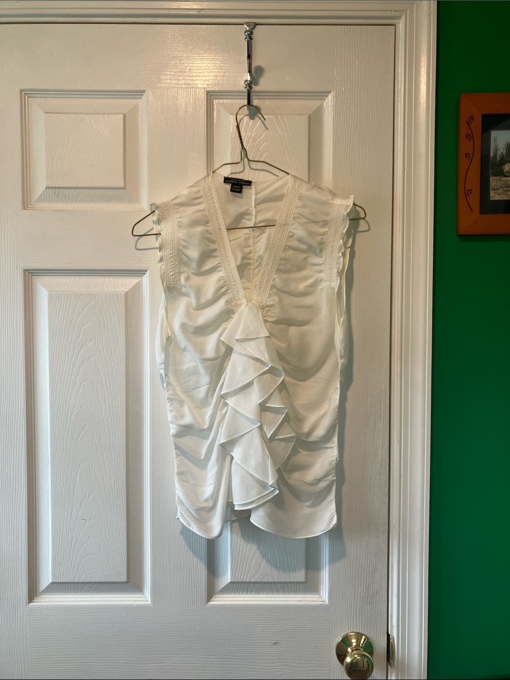 STRENESSE White Sleeveless Ruffle V-Neck Blouse size 6 crisp cotton quiet luxury
